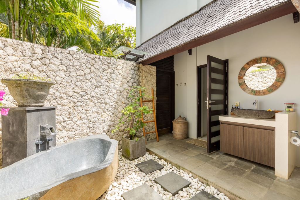 Pecatu,Bali,Indonesia,6 Bedrooms,2 Bathrooms,Villa,MLS ID 1084