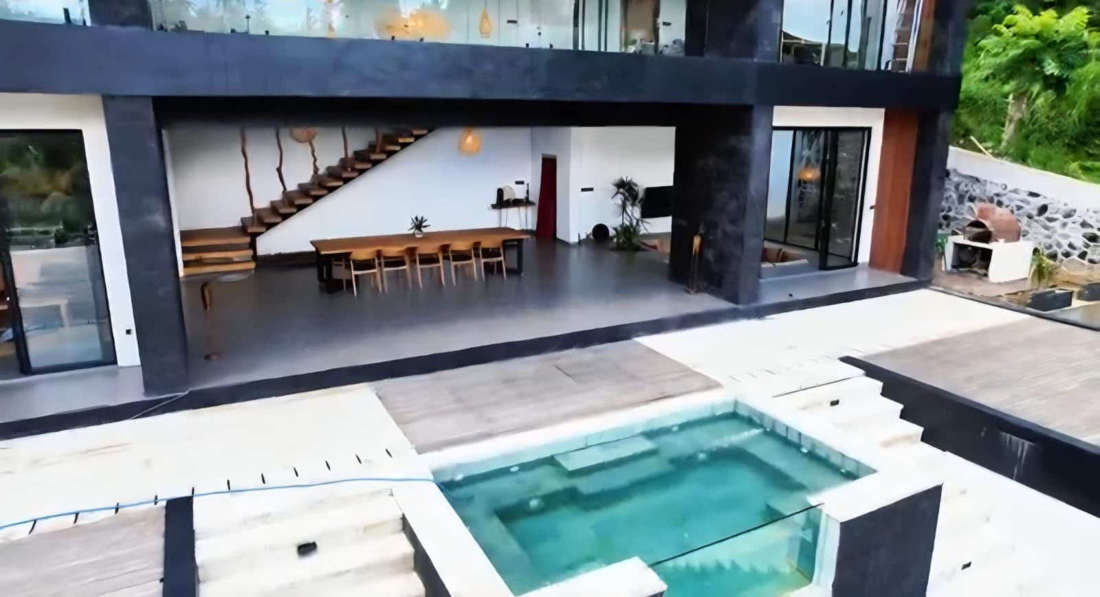 Gianyar,Bali,Indonesia,4 Bedrooms,5 Bathrooms,Villa,MLS ID 2238
